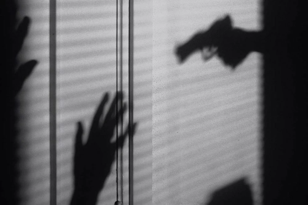 وكيل لاعبين يهدد لاعب دولي شاب بالسلاح!