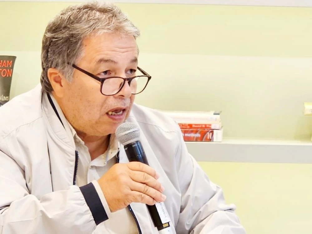 مراد القادري يقود بيت الشعر المغربي: انتصار للقصيدة العامية