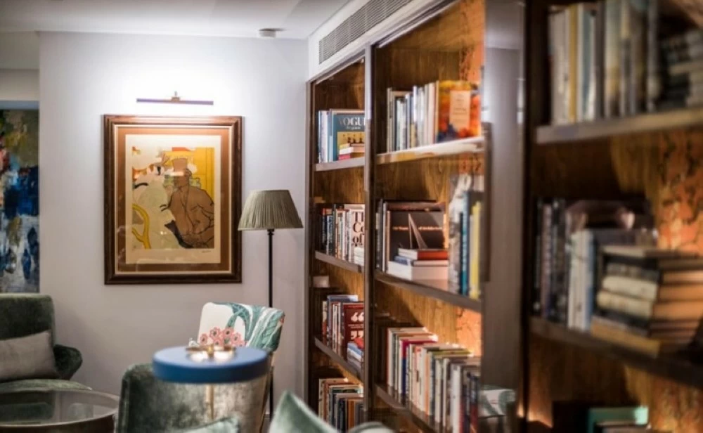 سحر اللوحات: كيف تحول الفن الأماكن إلى تجارب فريدة