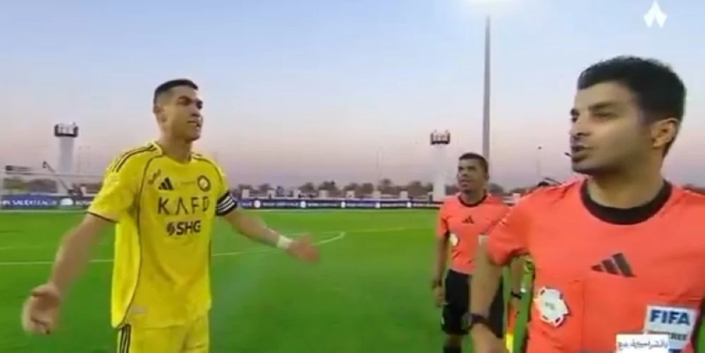 تفاصيل حديث رونالدو مع الحكم عبدالله الشهري