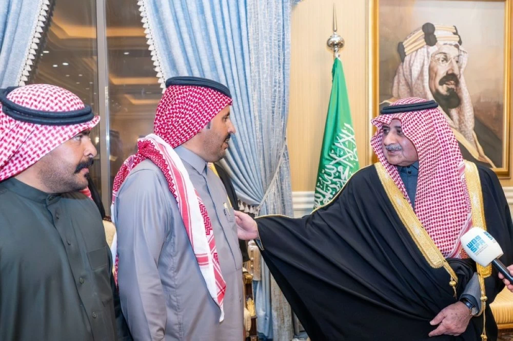 أمير تبوك يكرم شقيقين لأمانتهما بمكافأة مجزية