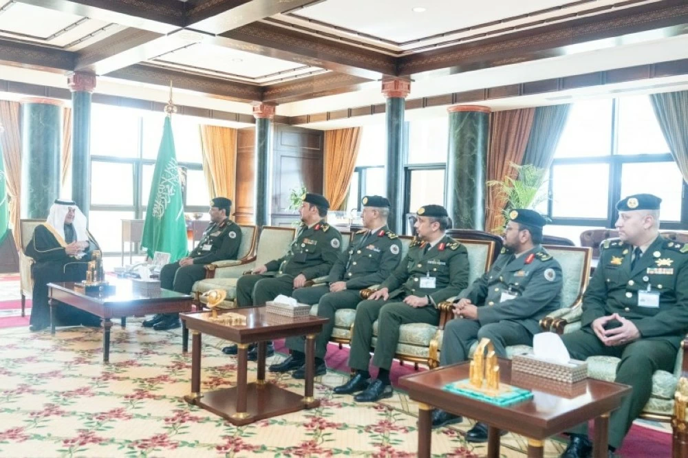 أمير تبوك يلتقي مدير السجون لبحث التعاون الأمني