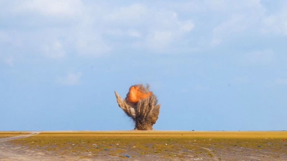 مسام السعودي يزيل 4100 لغم وقنبلة في باب المندب