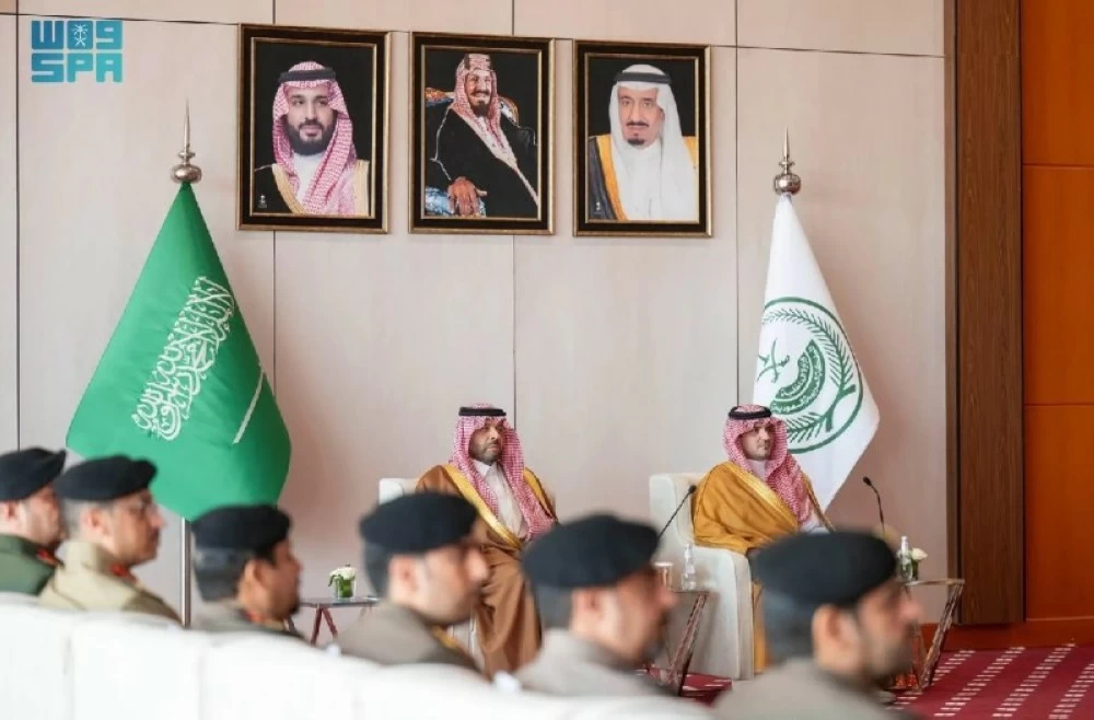 عبدالعزيز بن سعود يجتمع بالقيادات الأمنية في الحدود الشمالية