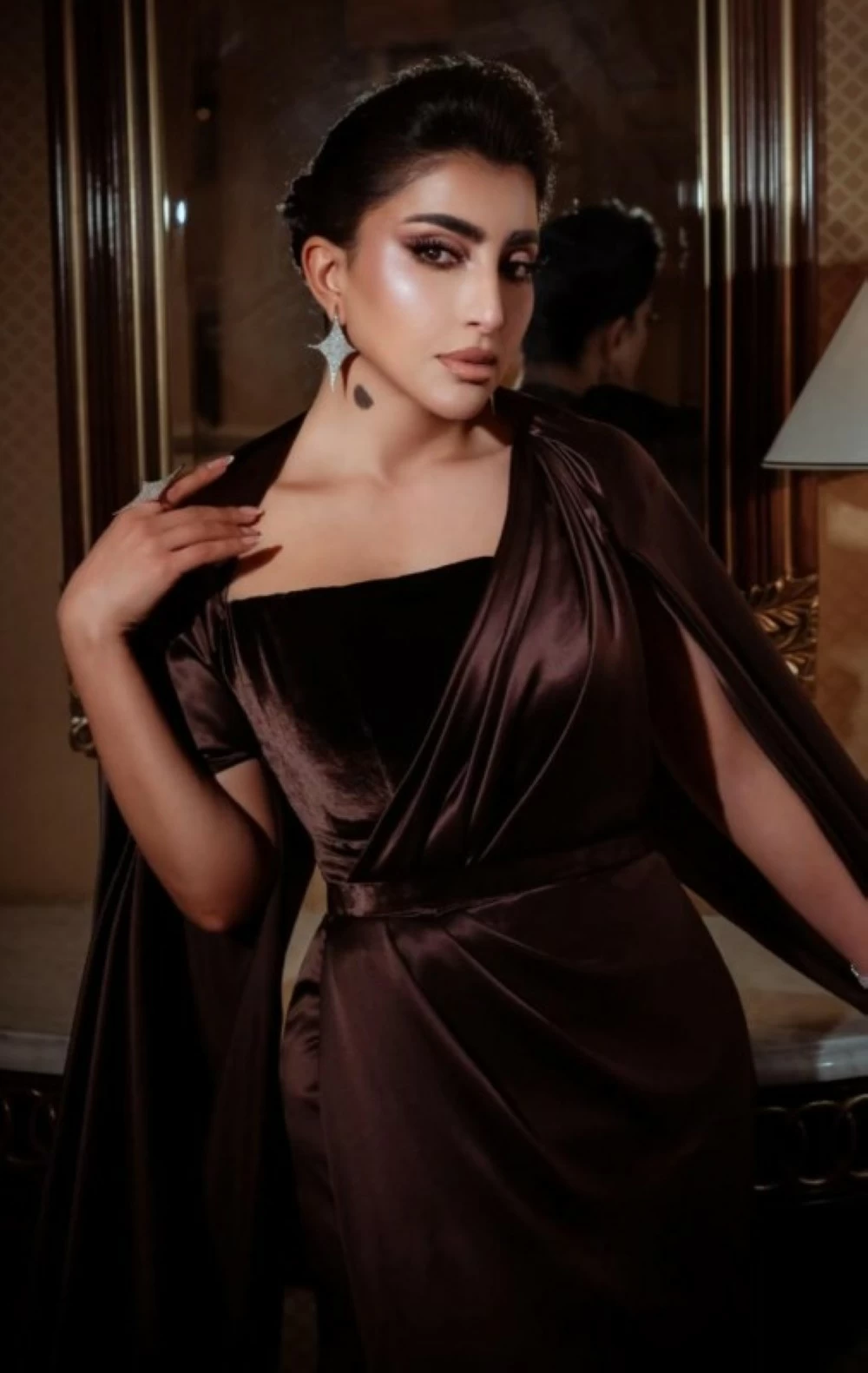 إطلالة ملكية بثينة الرئيسي بالساتان البني تخطف الأنظار