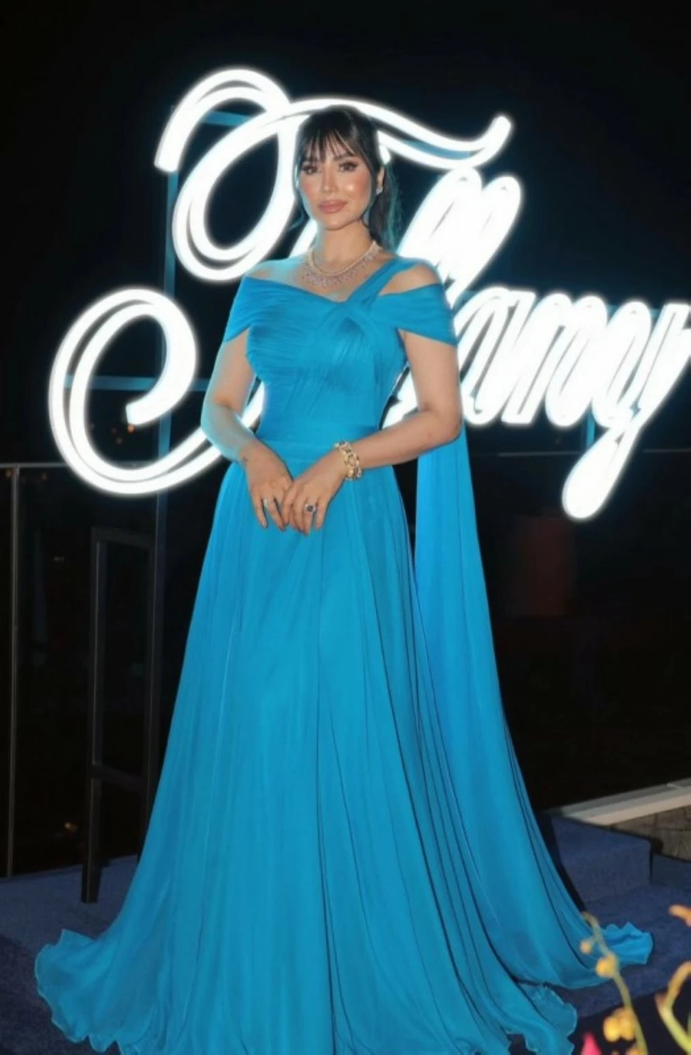 لجين عمران تتألق بإطلالة فاخرة باللون السماوي