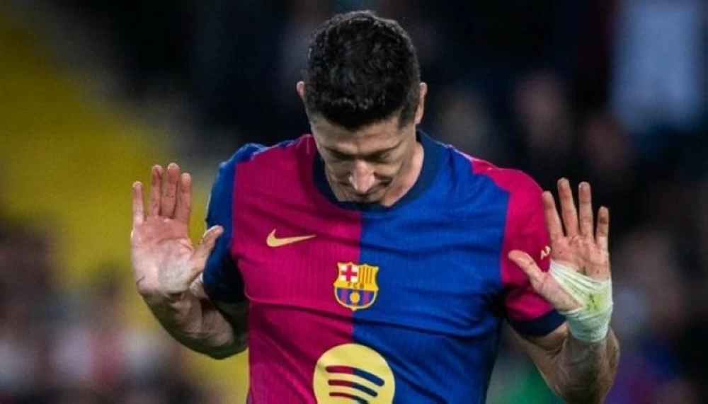 برشلونة يطلب من ليفاندوفسكي التوقف عن تسجيل الأهداف