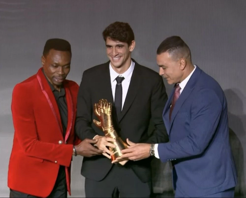 قفاز بونو: الأفضل في حراسة المرمى بأفريقيا