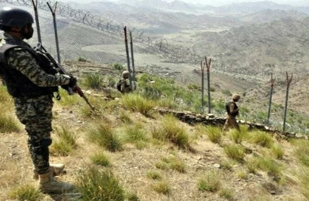 باكستان تقتل 23 مسلحاً بعمليتين قرب الحدود الأفغانية