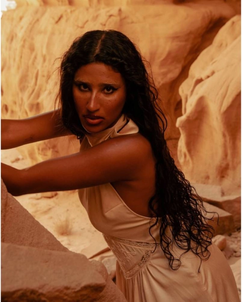 ليلى عبدالله تثير الجدل بإطلالة جبلية جديدة