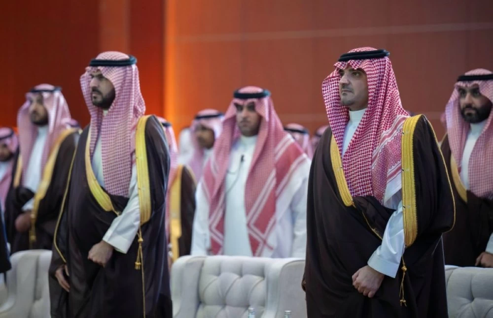 وزير الداخلية يُكرّم الفائزين في كأس نادي الصقور 2025