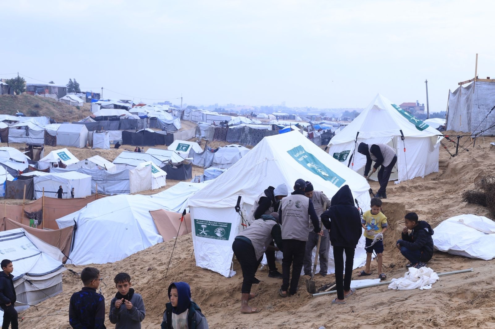 سلمان للإغاثة يقدم مأوى عاجل لنازحي غزة بعد العاصفة