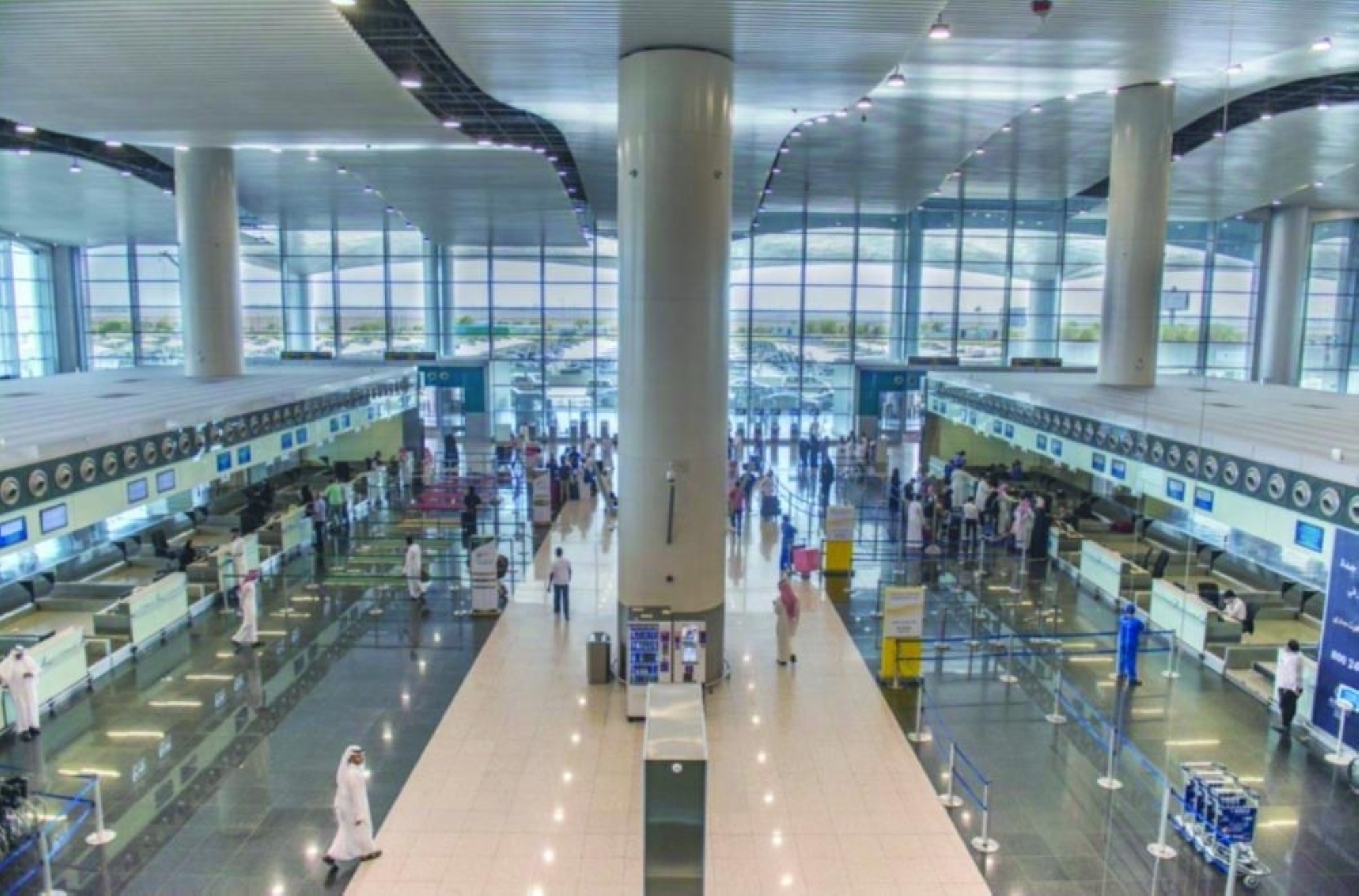 عودة مطار الملك خالد للعمل بشكل كامل بعد إلغاء 200 رحلة
