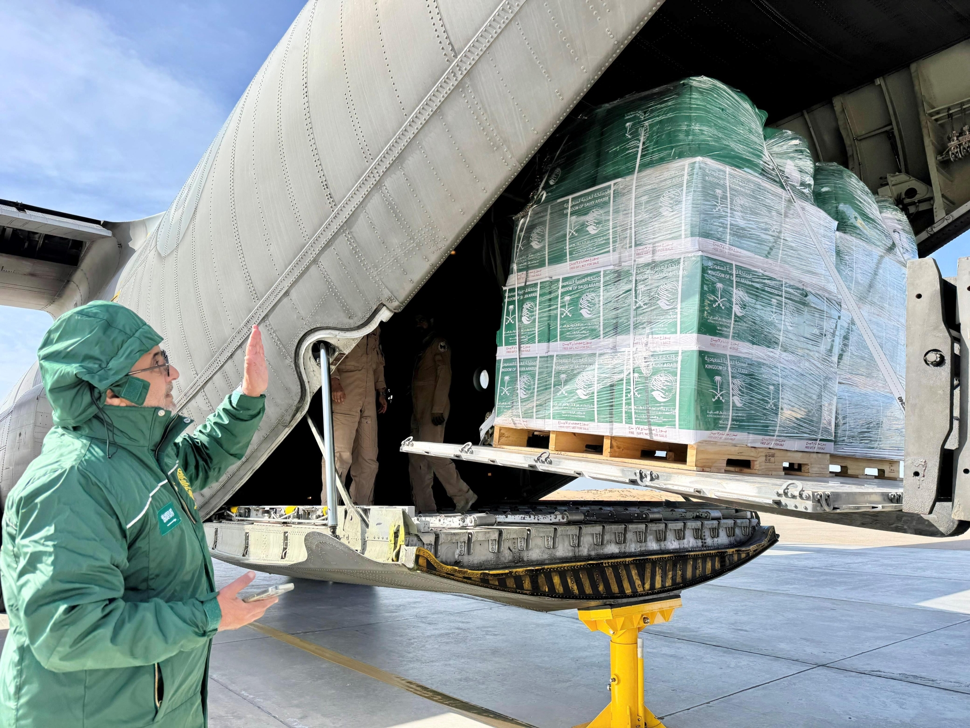 الطائرة الإغاثية السعودية 76 تصل العريش لدعم غزة بالمساعدات