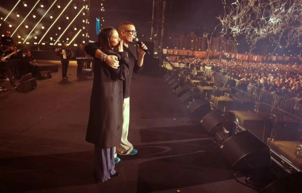 جنا عمرو دياب تغني مع والدها الهضبة في حفل القاهرة