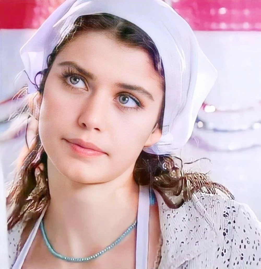 بيرين سات تدخل عالم الغناء: تفاصيل أغنيتها الأولى