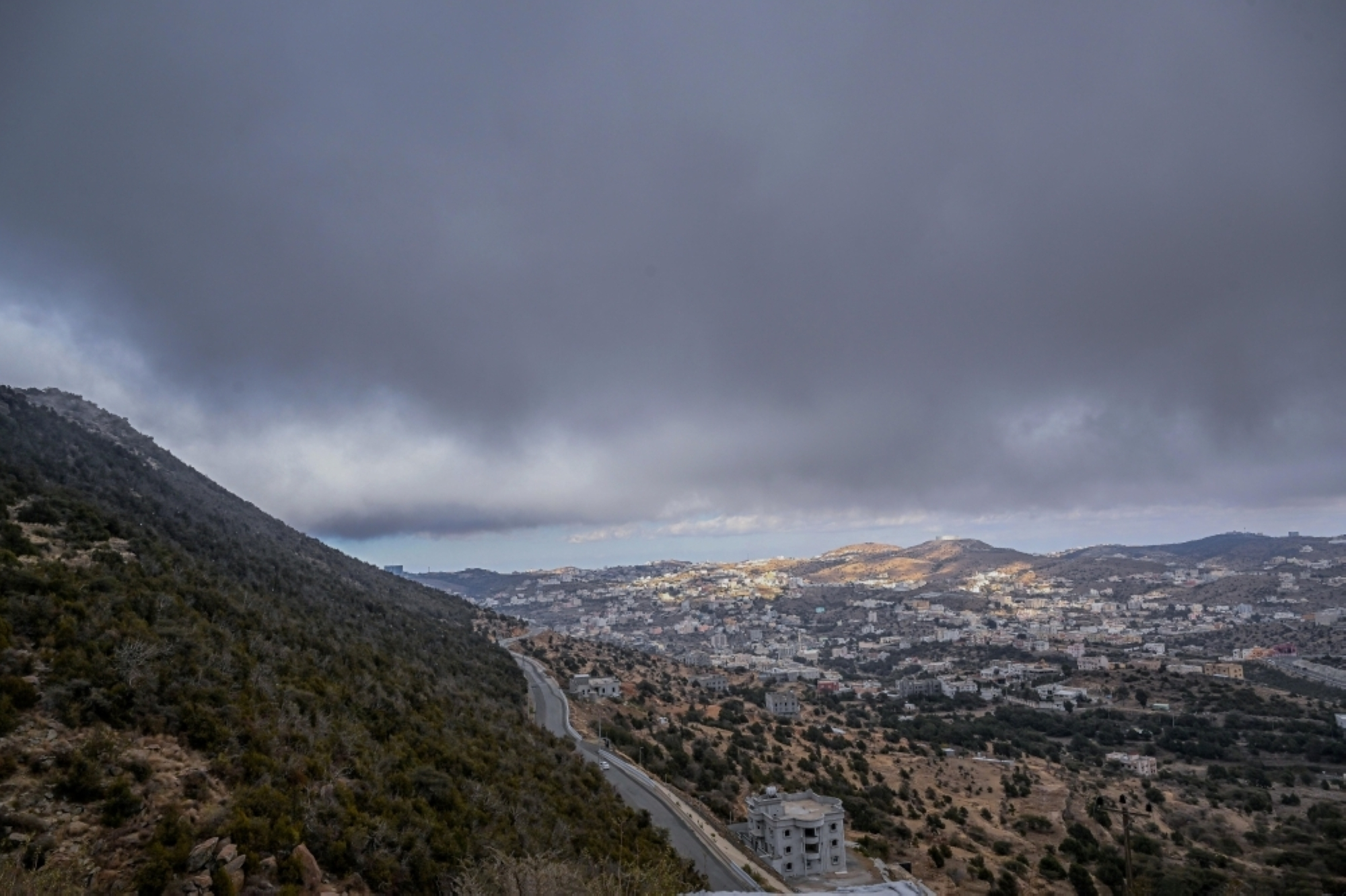 طقس السعودية: أمطار بالمدينة وضباب بالشرقية وتحذيرات الأرصاد