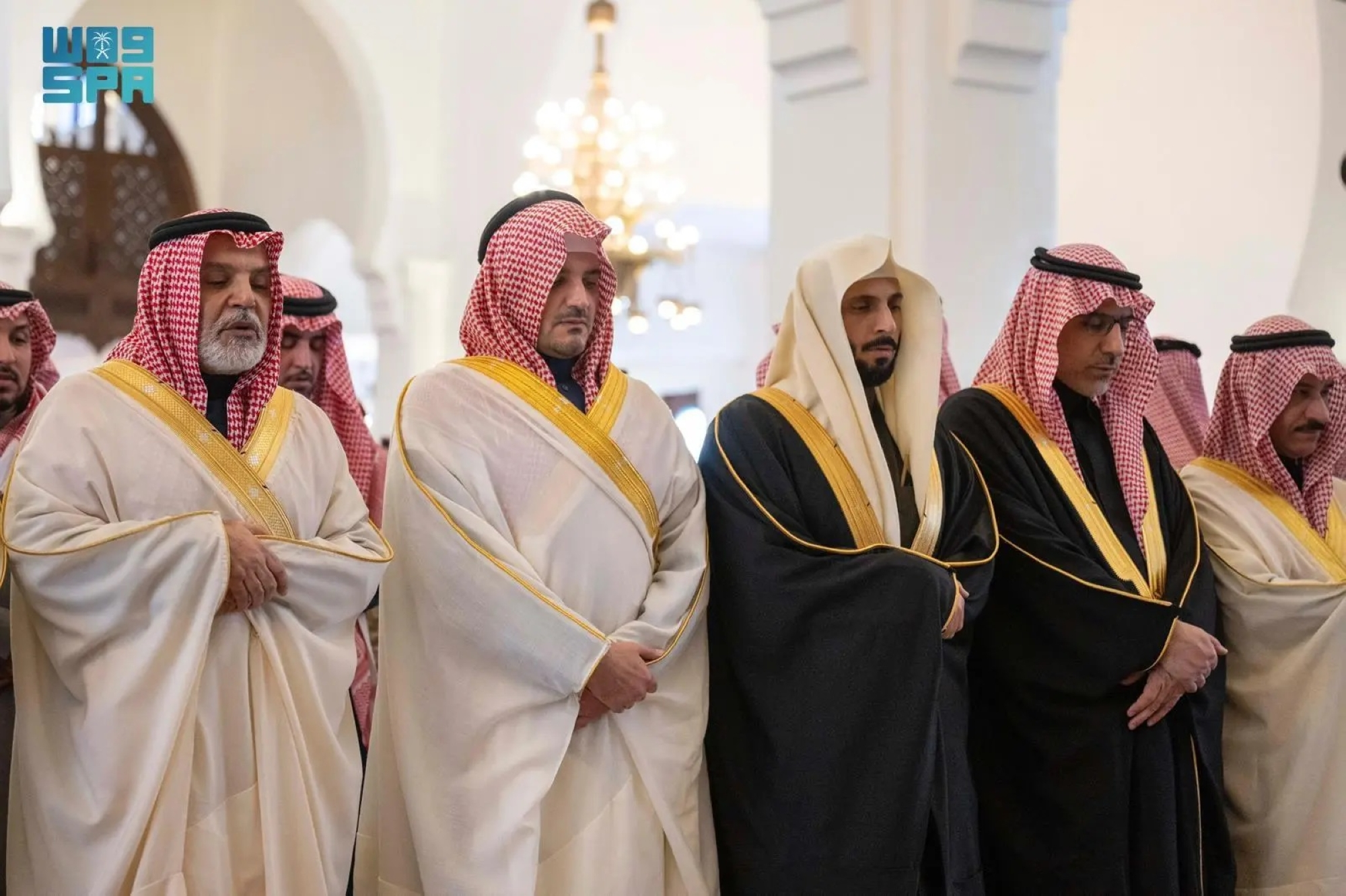 وزير الداخلية يؤدي صلاة الميت على الفريق أول سعيد القحطاني