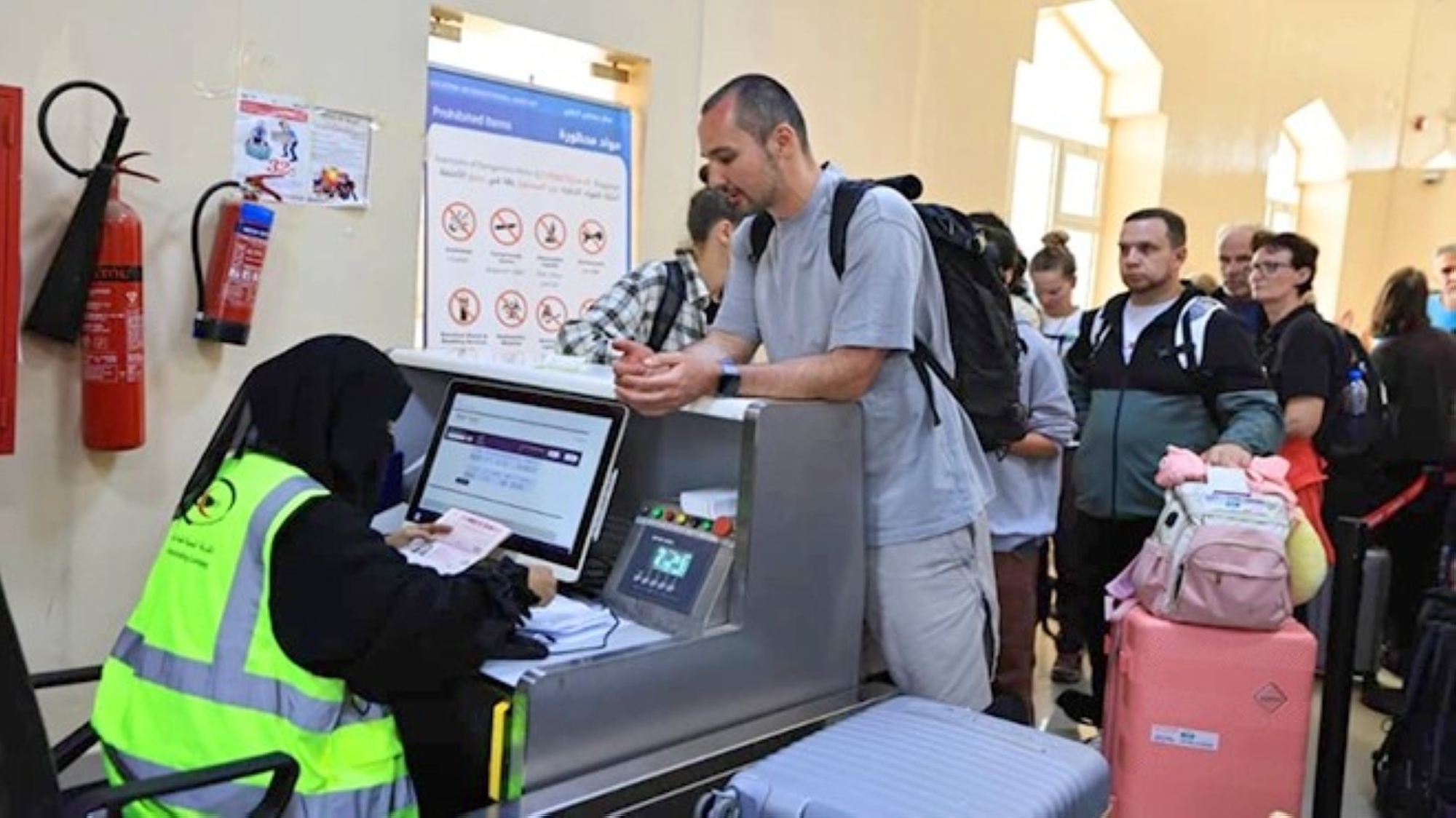 الجوازات السعودية تسهل سفر سياح سقطرى عبر مطار جدة الدولي