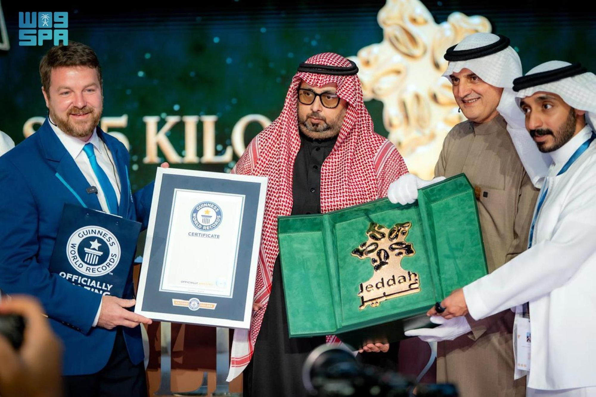 موسم جدة يحطم الرقم القياسي في غينيس بأثقل درع ذهبي