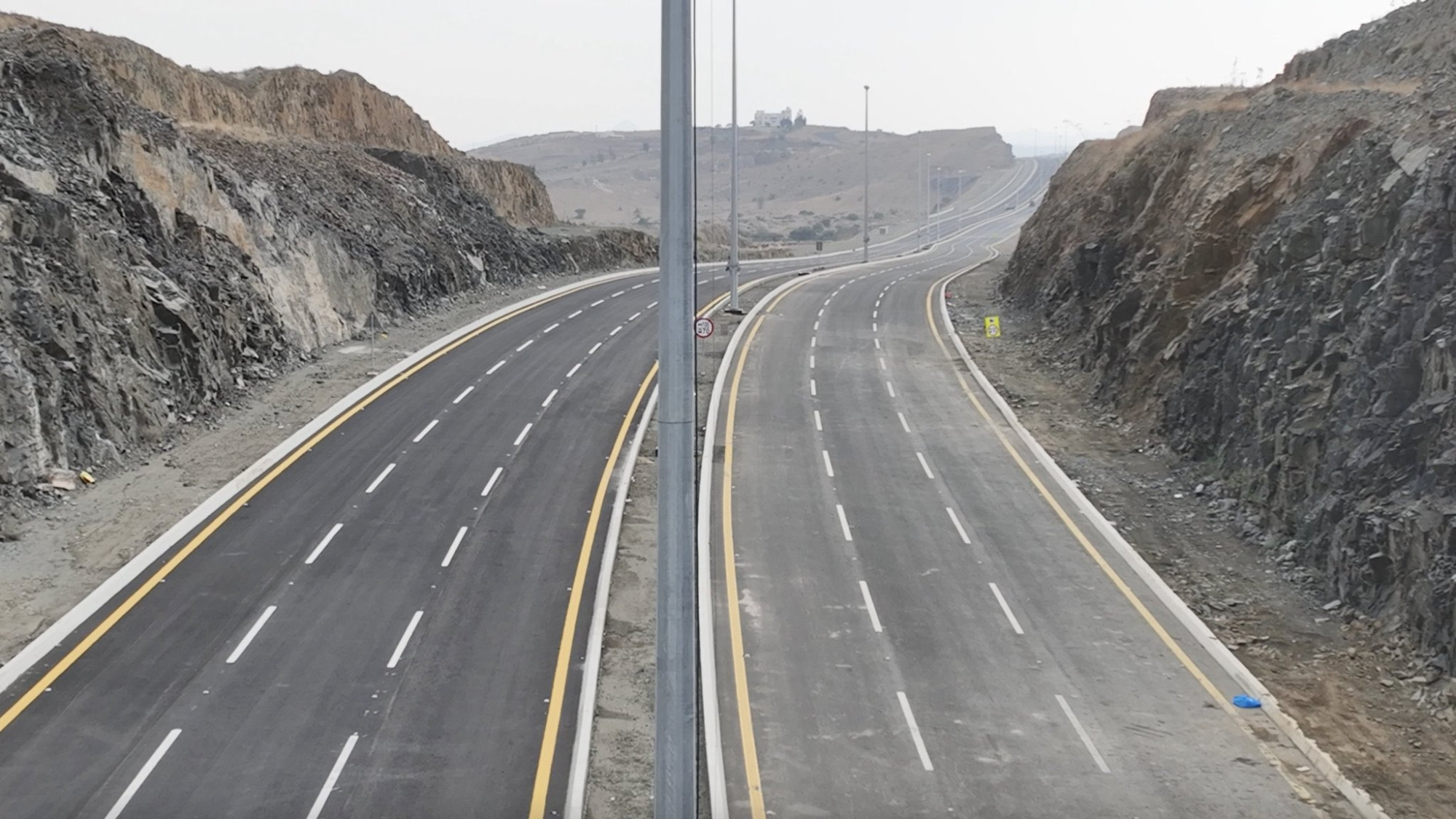 طريق مرحبا ألف: إنجاز 25% من شريان التنمية الجديد في عسير