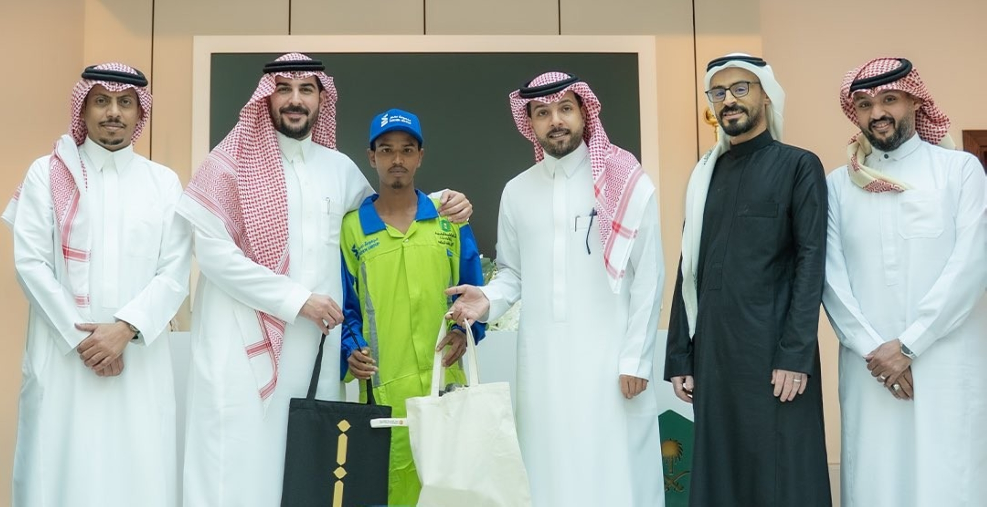 تكريم عامل نظافة بالحرم المكي لفتة إنسانية تجسد كرم الضيافة