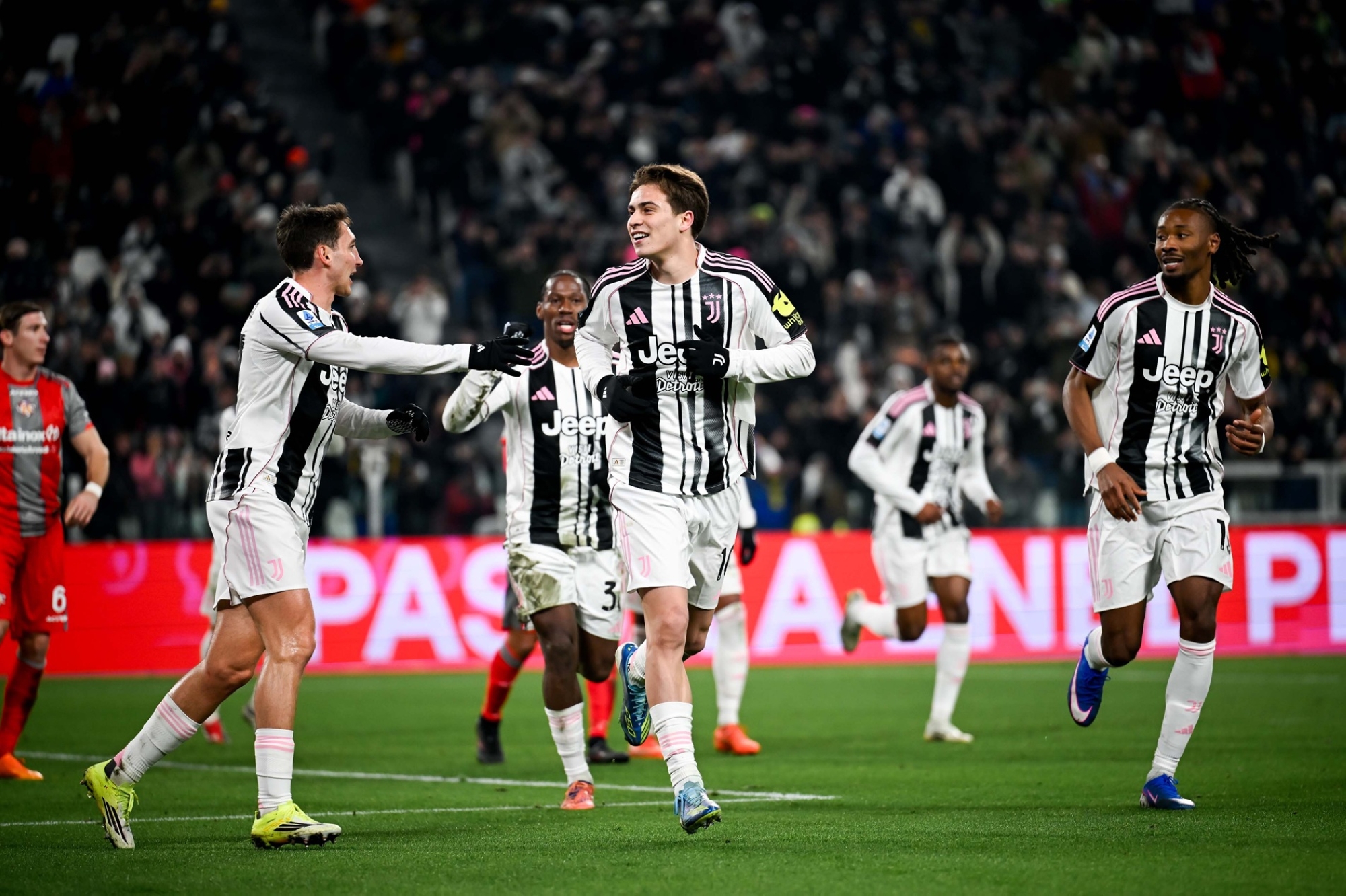 يوفنتوس 2-0 كريمونيزي: فوز ثمين في صراع دوري الأبطال