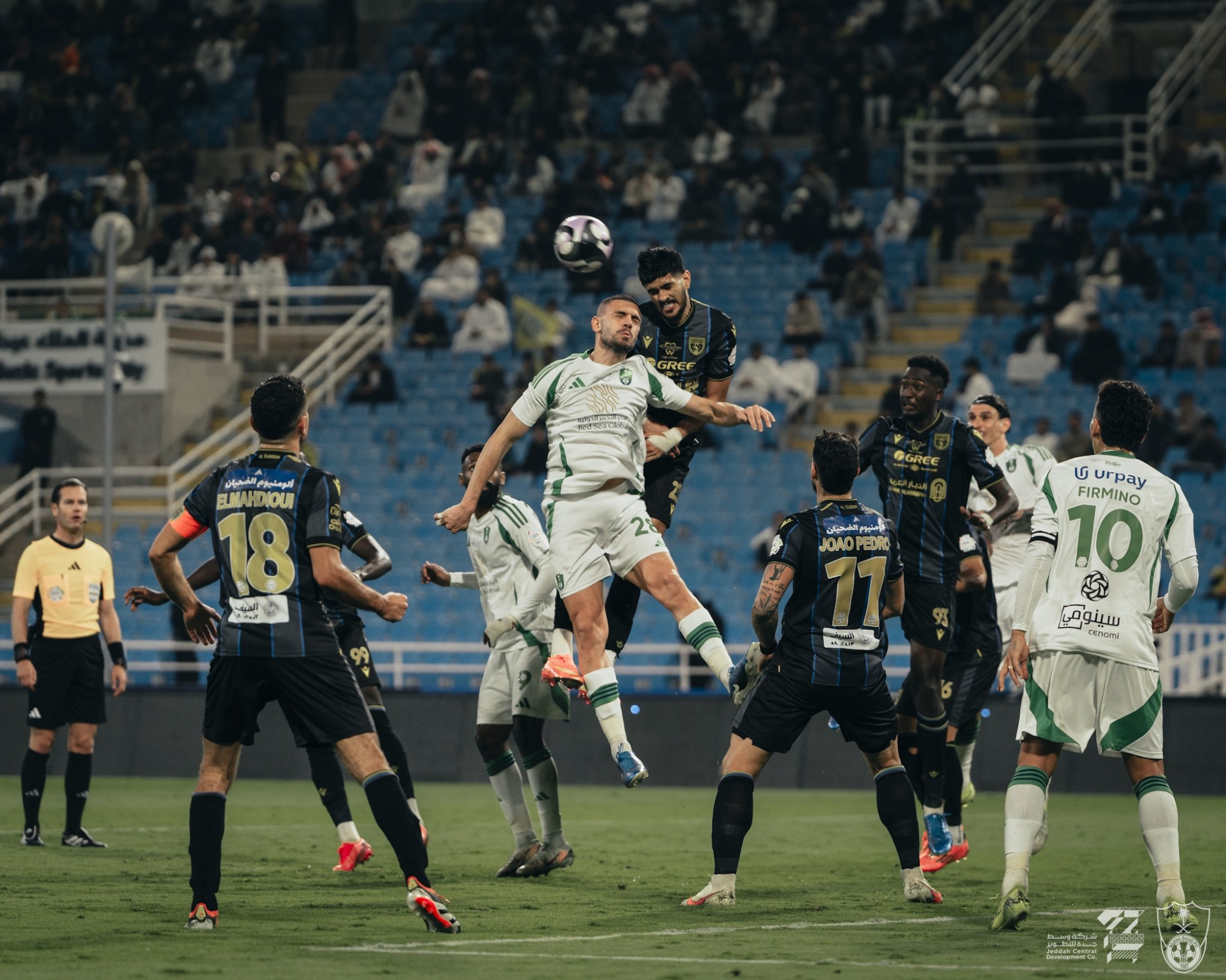 الأهلي والتعاون: مواجهة حاسمة على وصافة دوري روشن السعودي