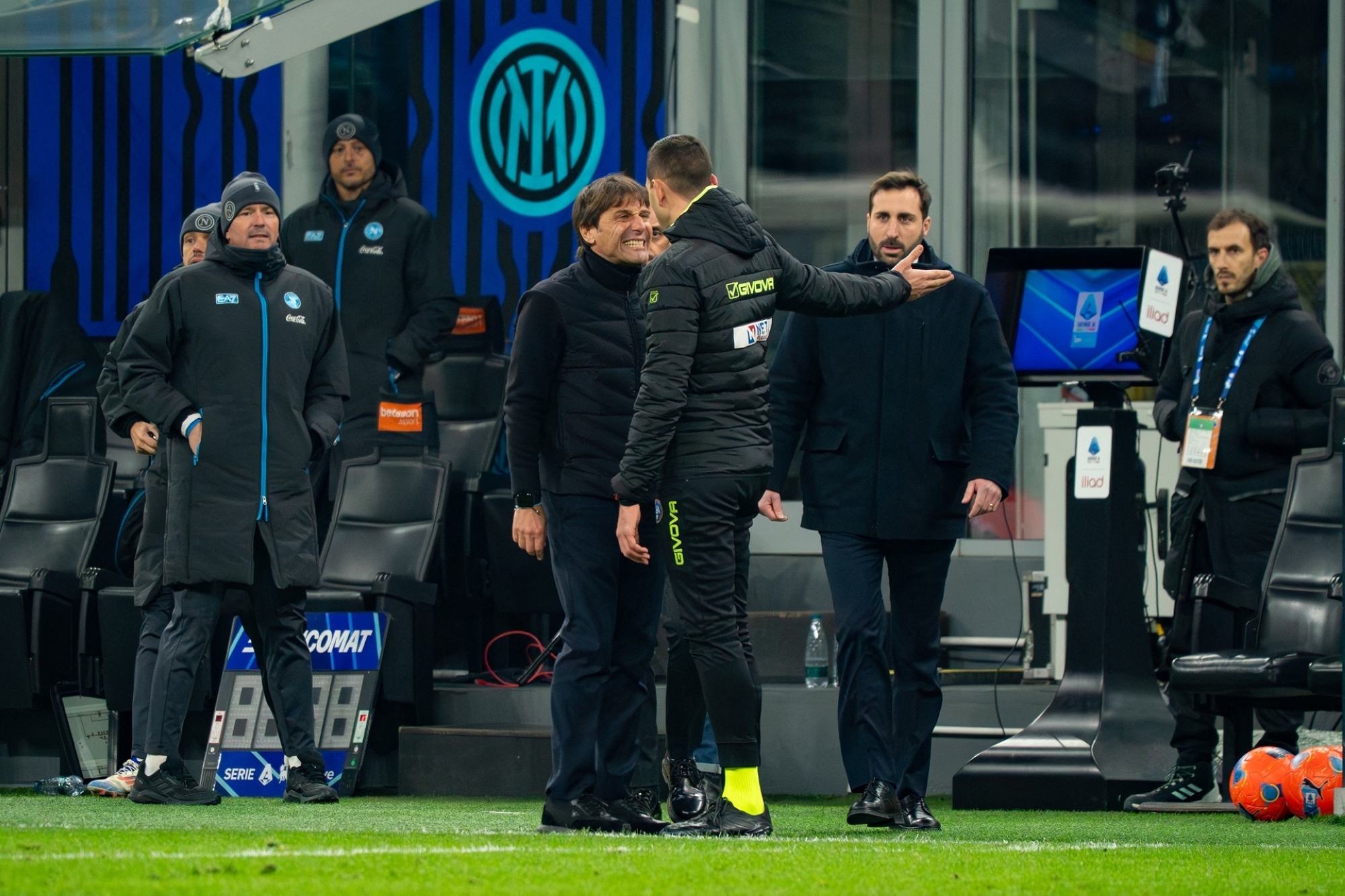 إيقاف كونتي مباراتين بعد طرده في قمة نابولي وإنتر بالدوري