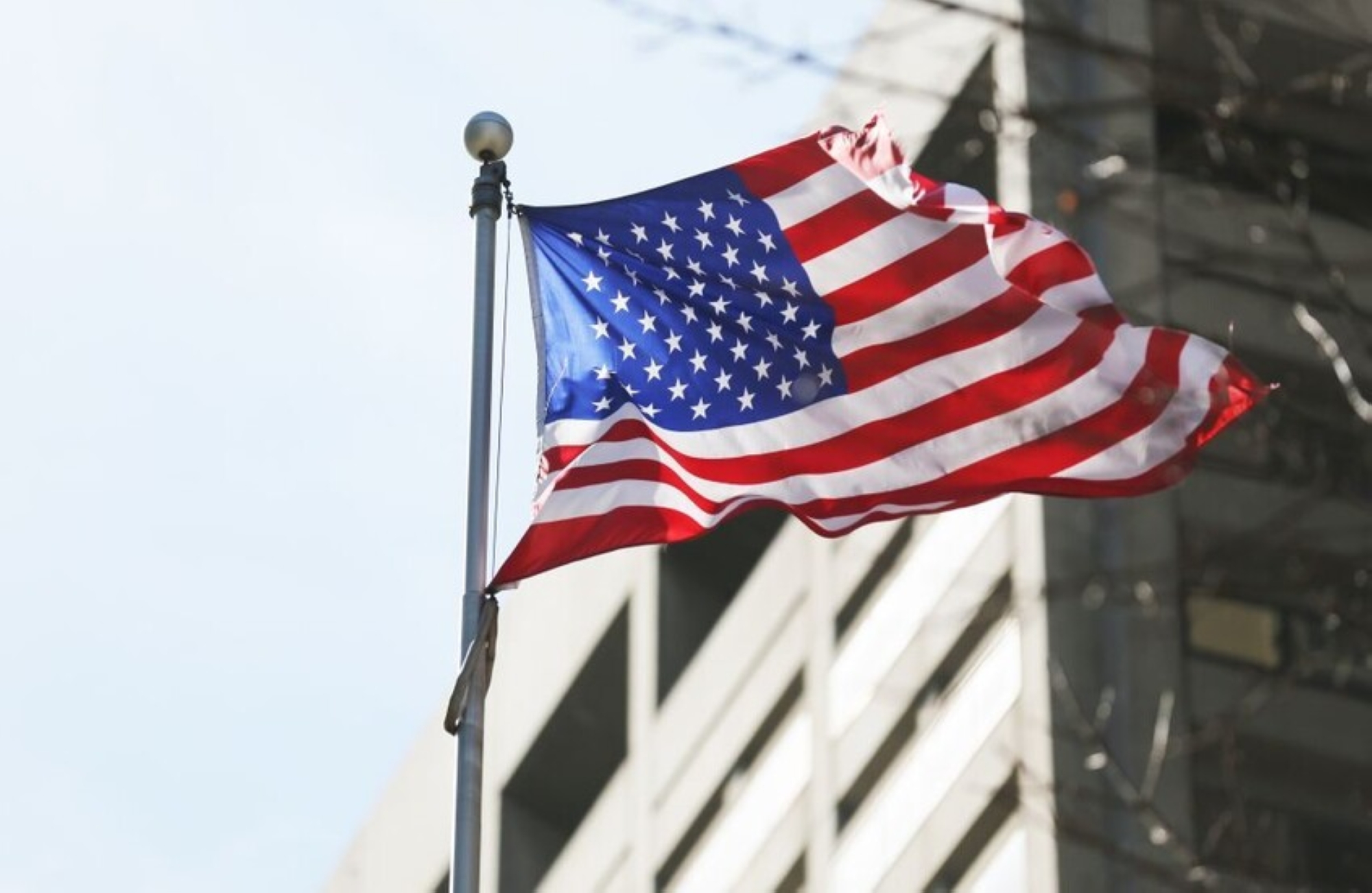 أمريكا تحذر رعاياها لمغادرة إيران وترامب يهدد النظام