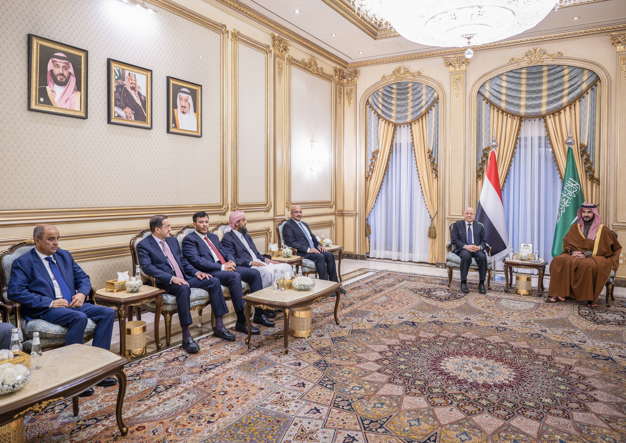 الأمير خالد بن سلمان ورشاد العليمي: جهود لإنهاء الأزمة اليمنية