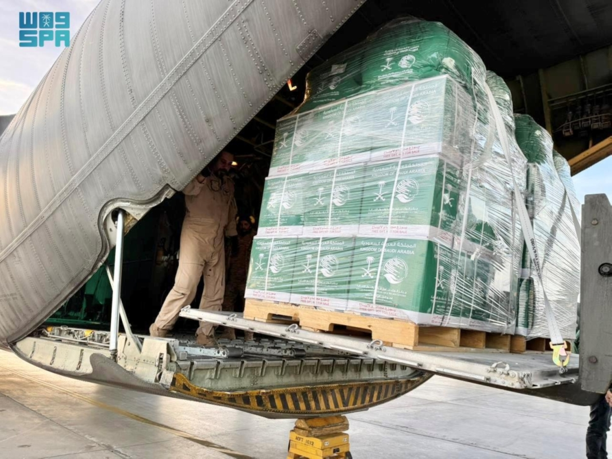 الطائرة الإغاثية السعودية 79 تصل العريش لدعم غزة | مركز الملك سلمان