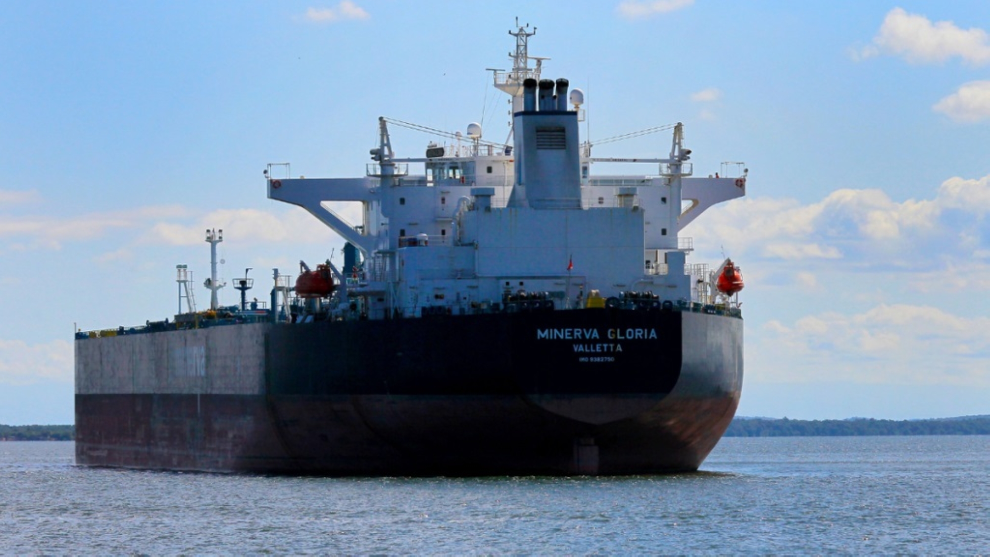 أمريكا تحتجز ناقلة نفط فنزويلية: تشديد العقوبات وتصاعد التوتر