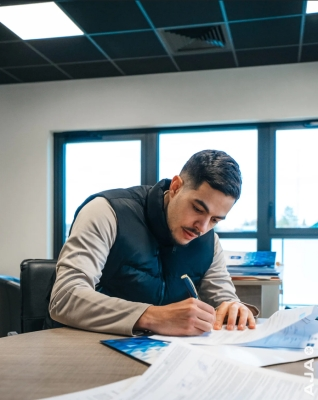 أوكسير يضم رومان فيفر رسميًا بعد رحيله عن التعاون السعودي