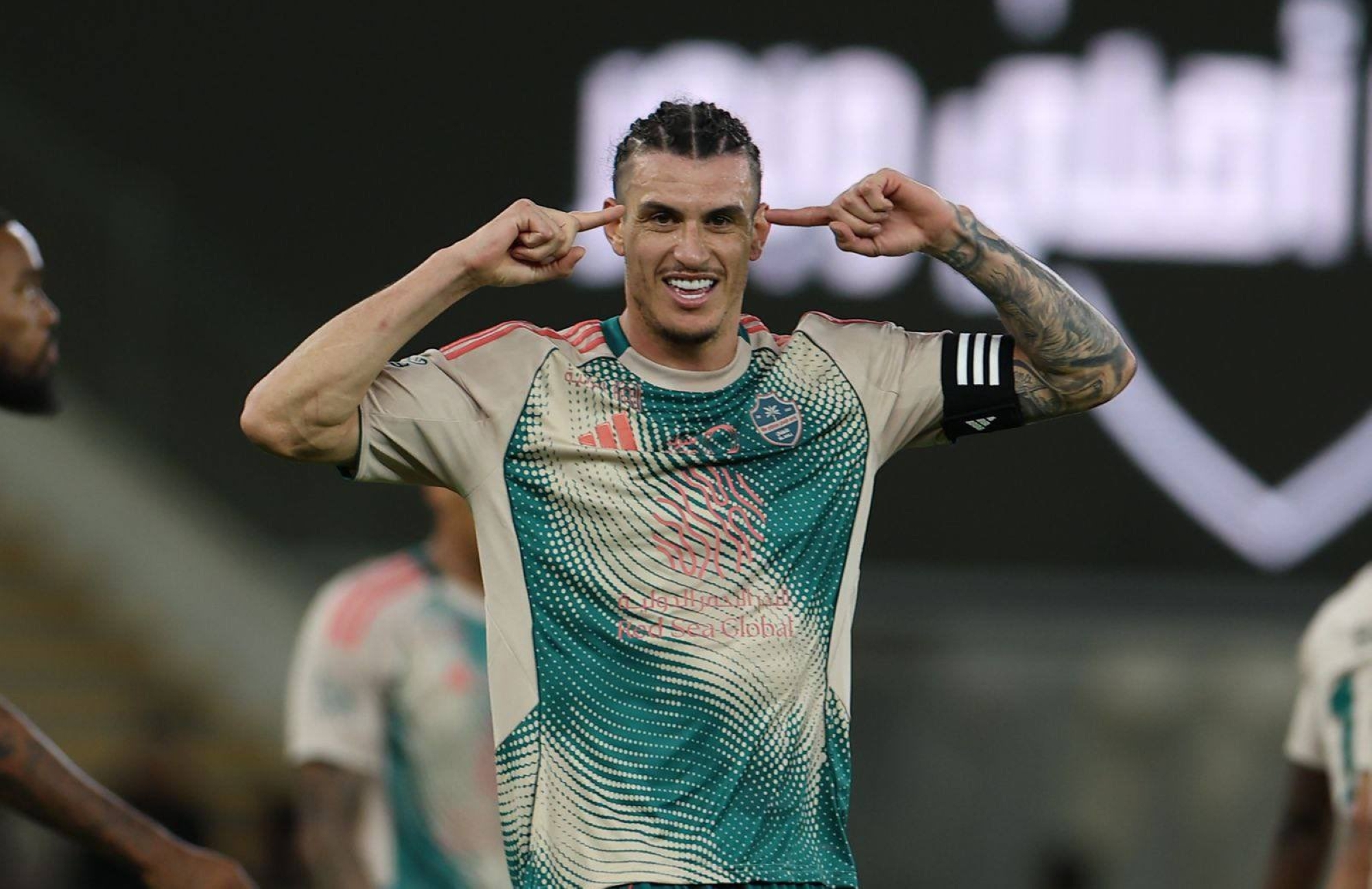 إيبانيز يدخل القائمة السلبية في دوري روشن ببطاقة حمراء جديدة