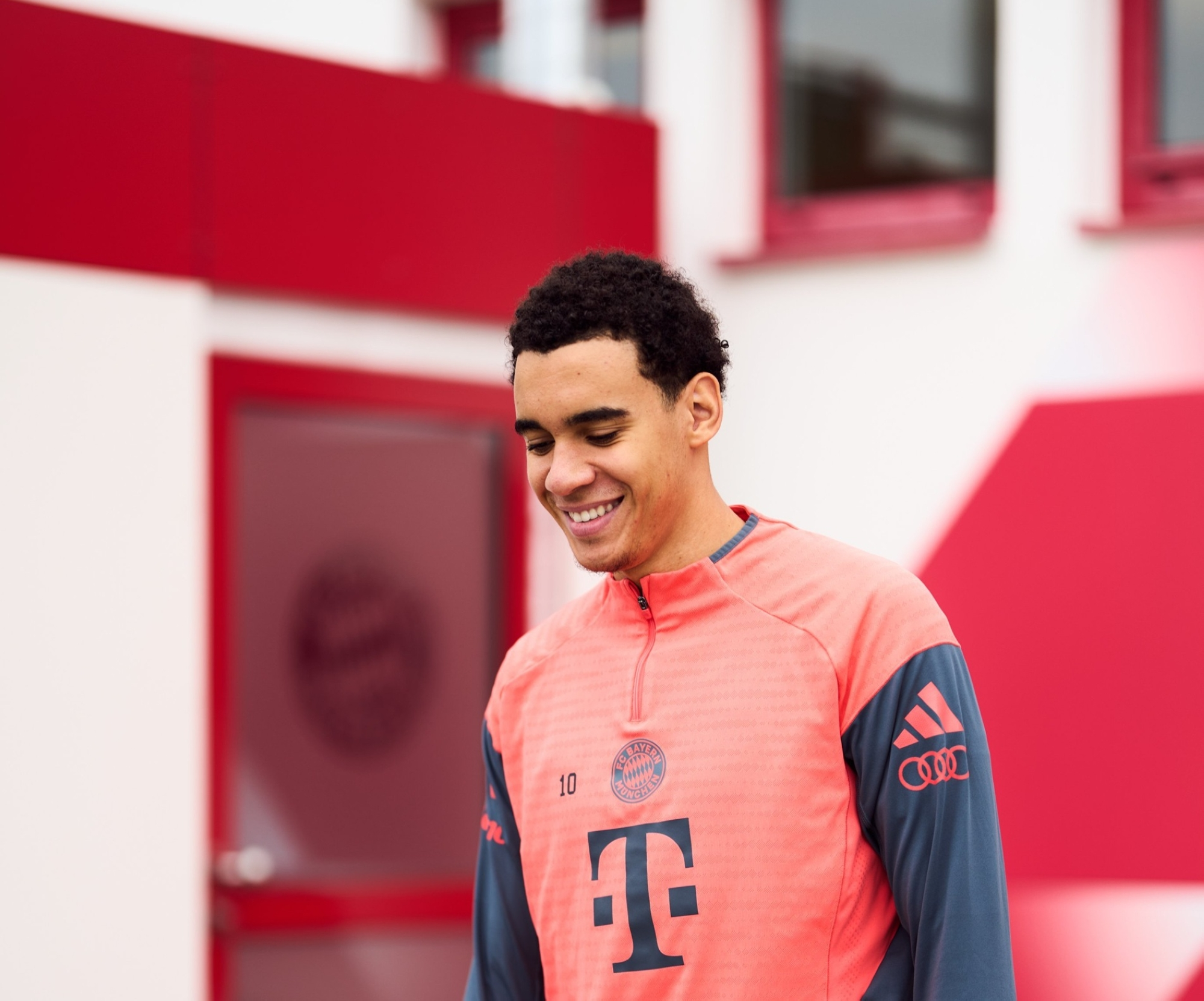 بايرن ميونخ يستعيد جمال موسيالا قبل مواجهة لايبزيج الحاسمة