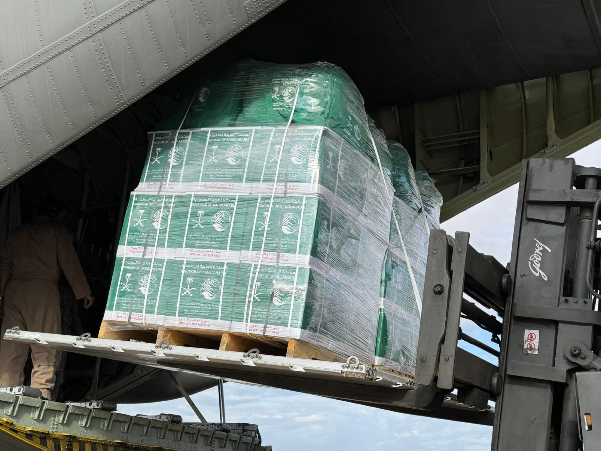 مساعدات سعودية لغزة: قافلة إغاثية جديدة تعبر منفذ رفح