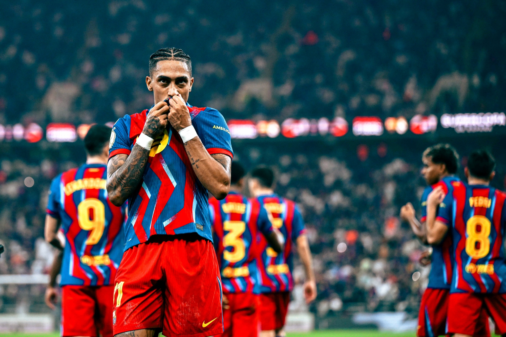 إصابة رافينيا تثير القلق في برشلونة قبل مواجهة سوسيداد