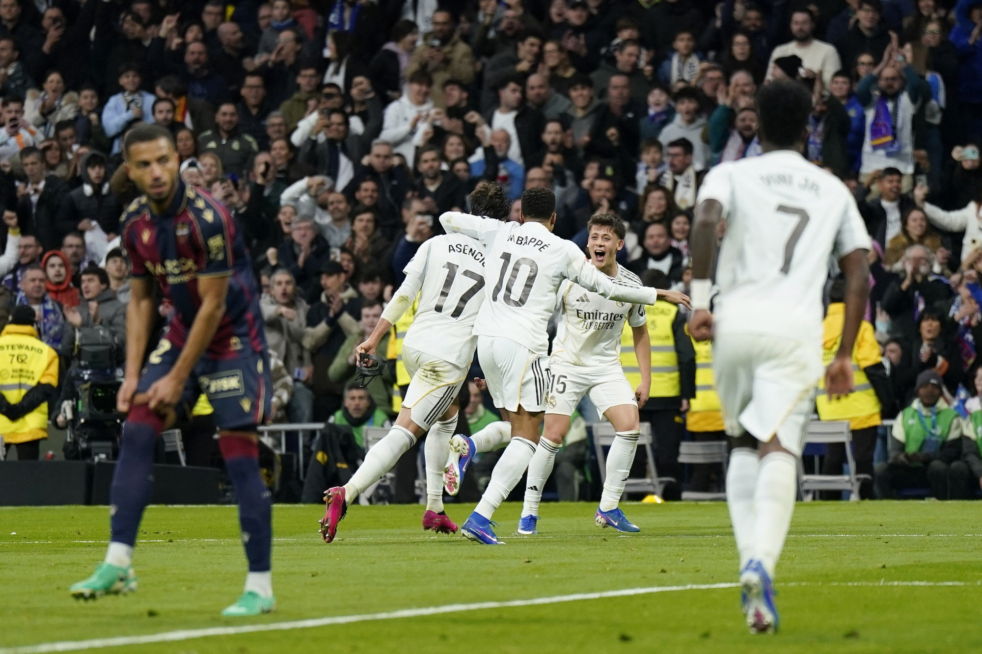 ريال مدريد يهزم ليفانتي 2-0 ويتمسك بسباق لقب الليجا