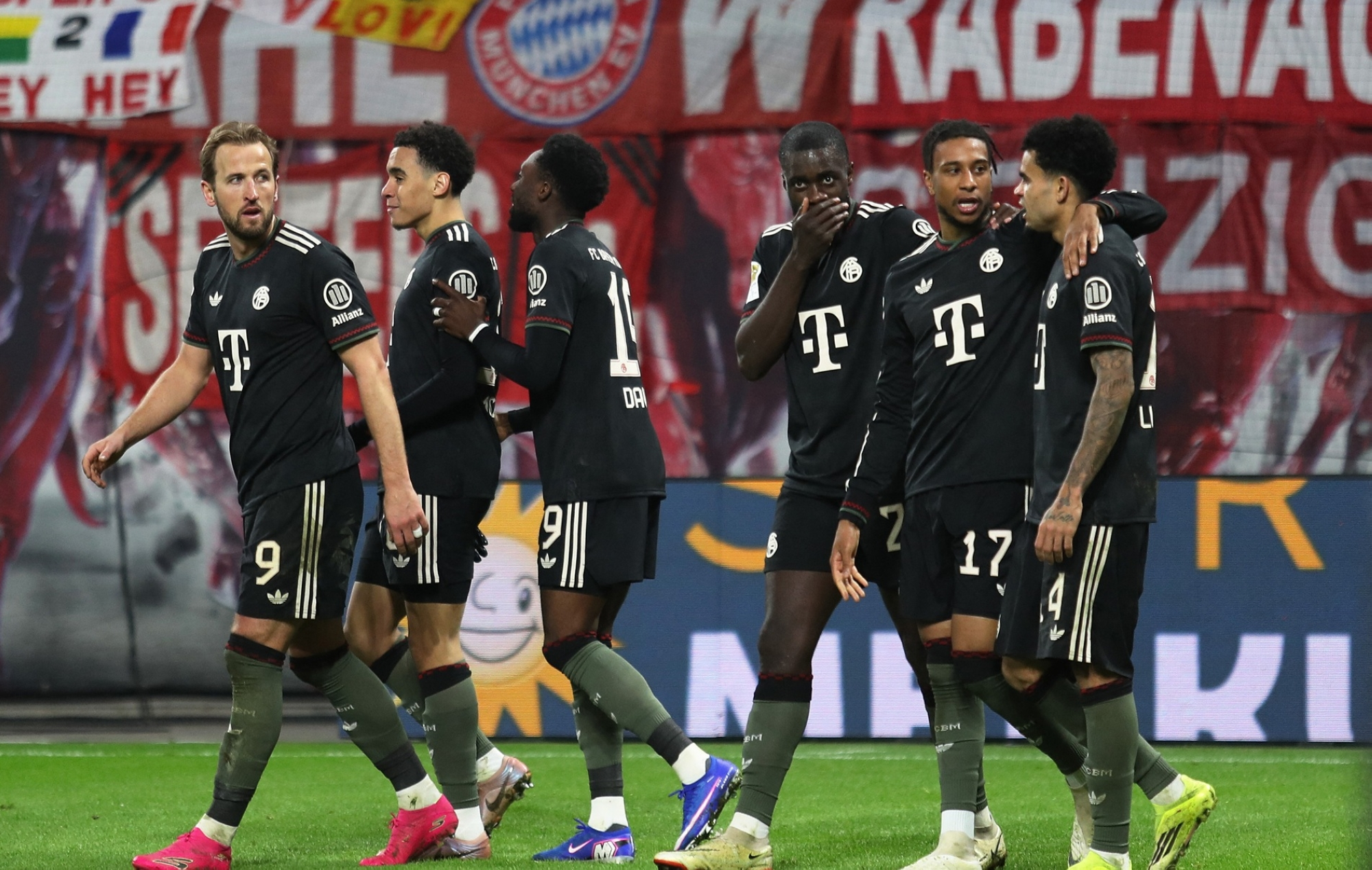 بايرن ميونخ يسحق لايبزيغ في قمة البوندسليغا بعد عودة مثيرة