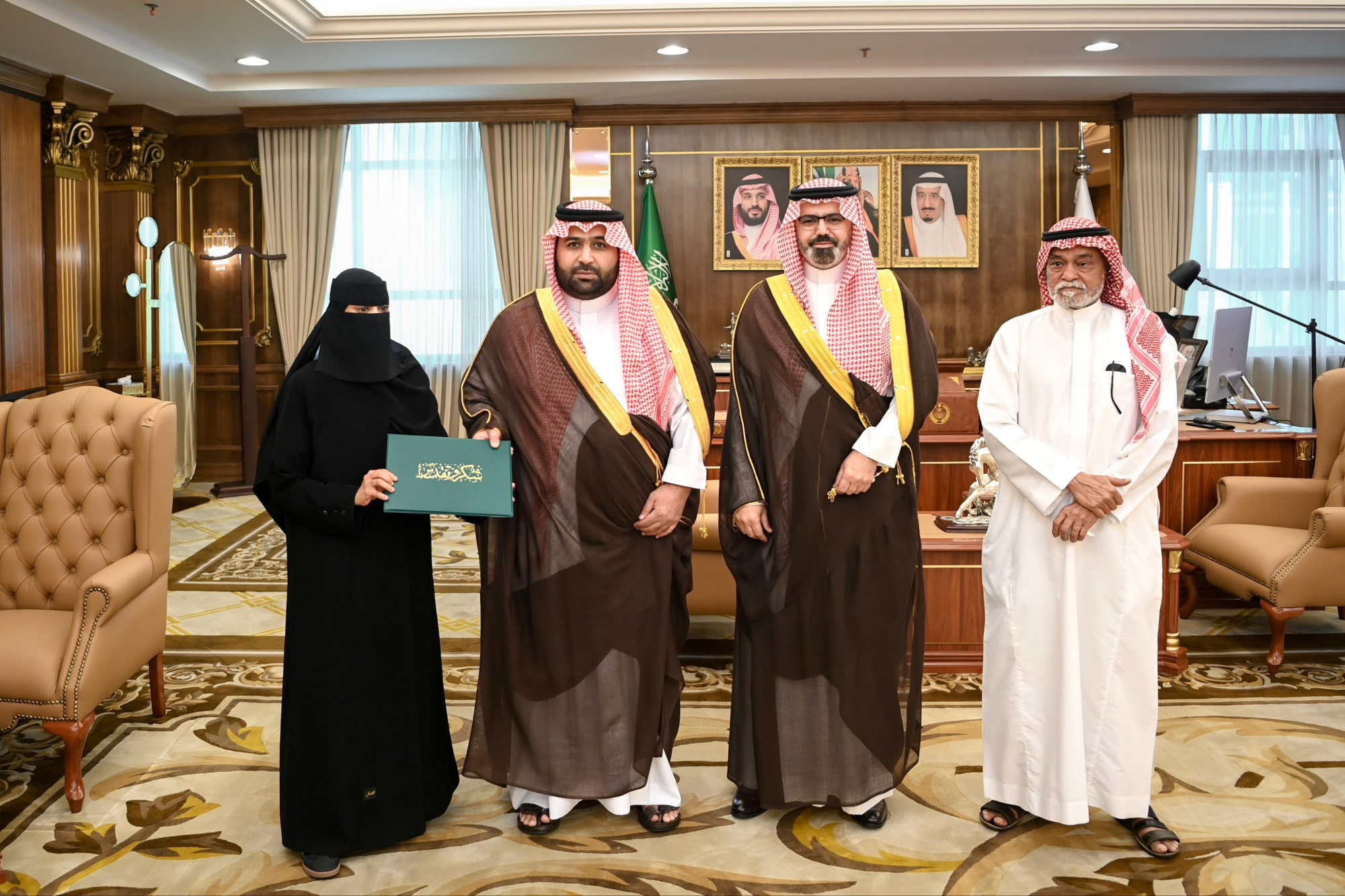 أمير جازان يكرم ليلى مجرشي لإنقاذها أسرة من حادث مروري