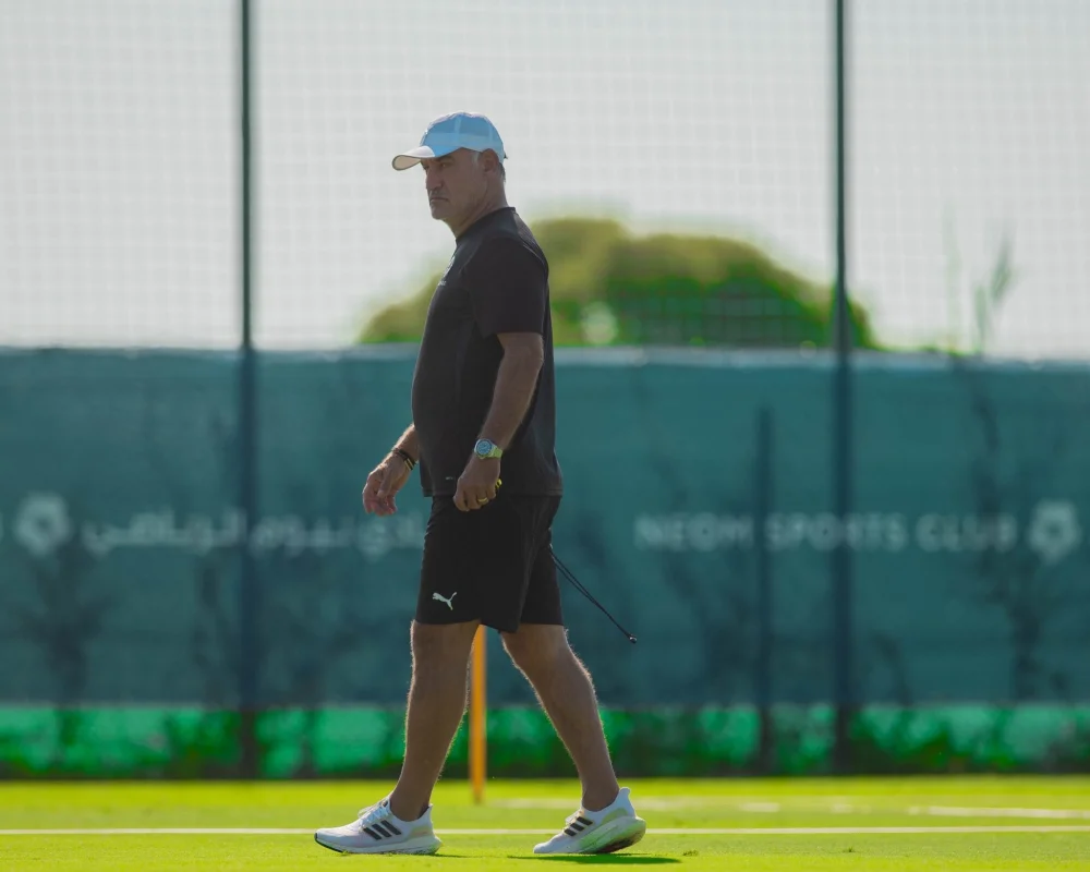 غالتييه ينتقد التحكيم السعودي بعد خسارة نيوم أمام الشباب