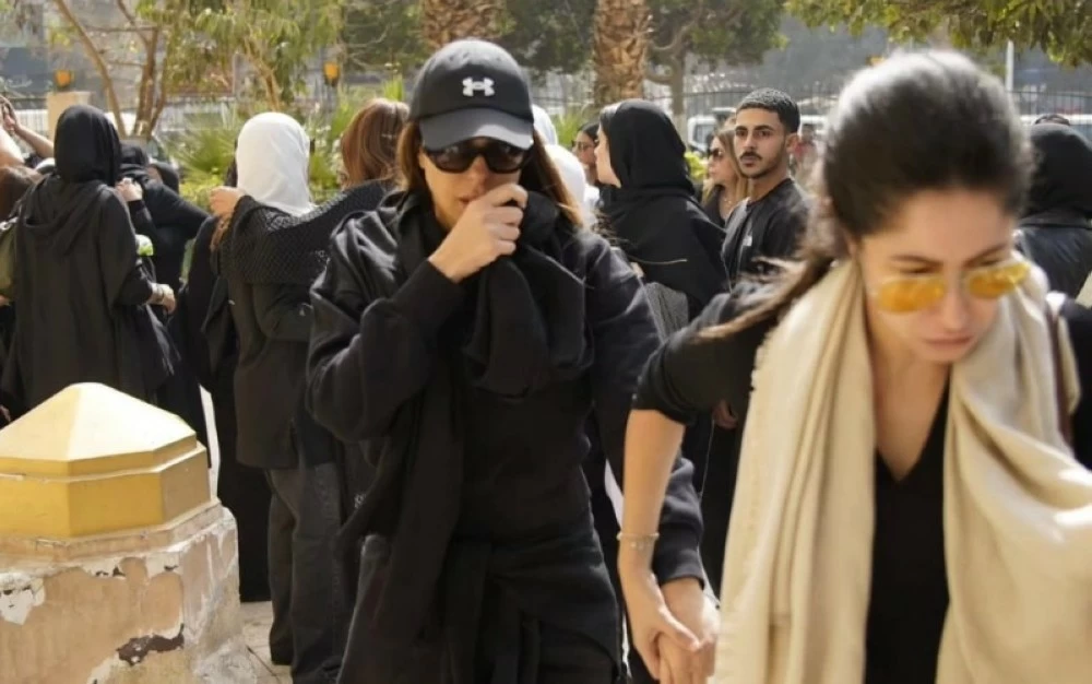 جنازة والدة ريم مصطفى: انهيار الفنانة وحضور نجوم الفن