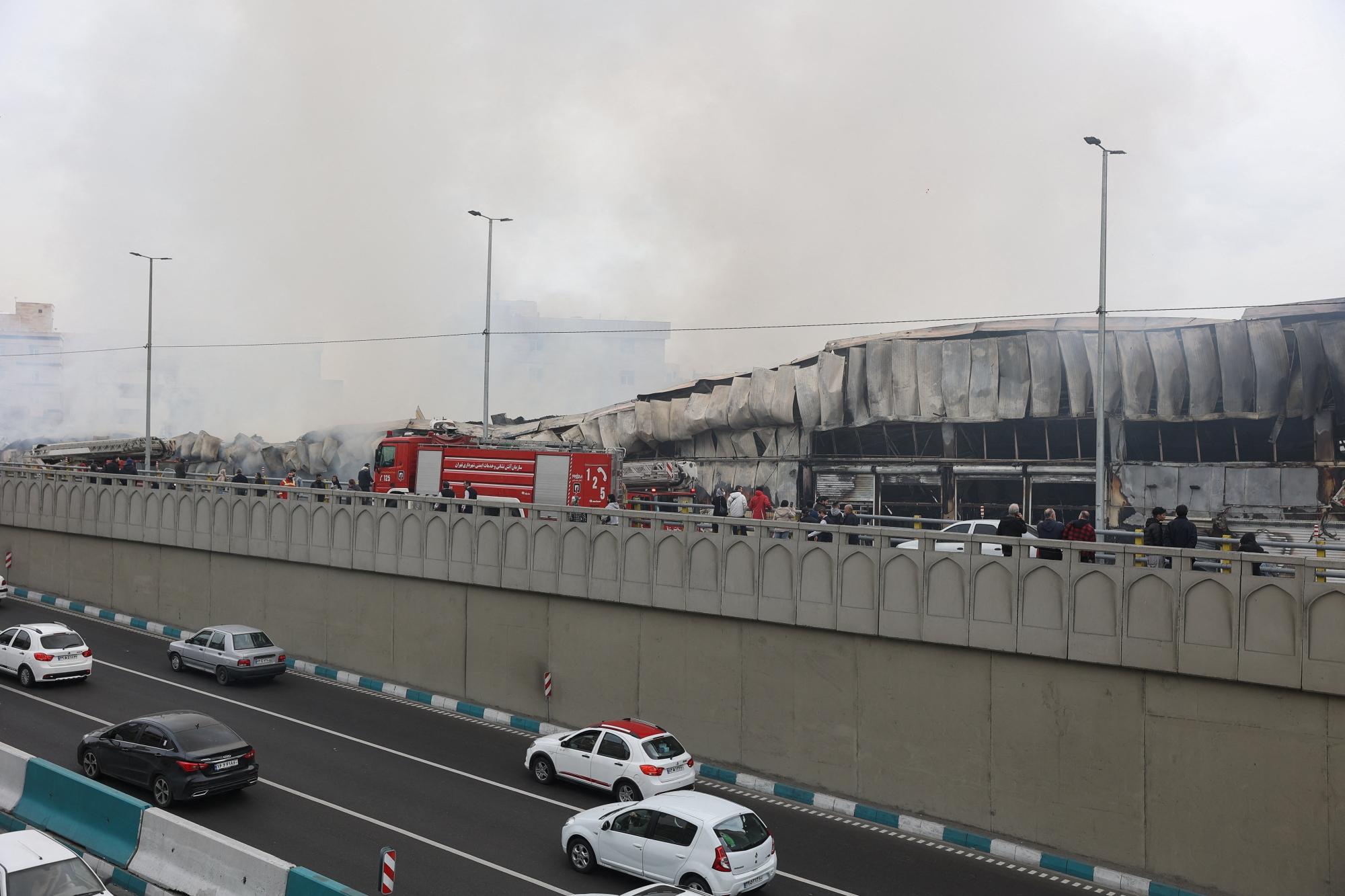 Massive fire in a market in western Tehran: details of the incident and firefighting efforts