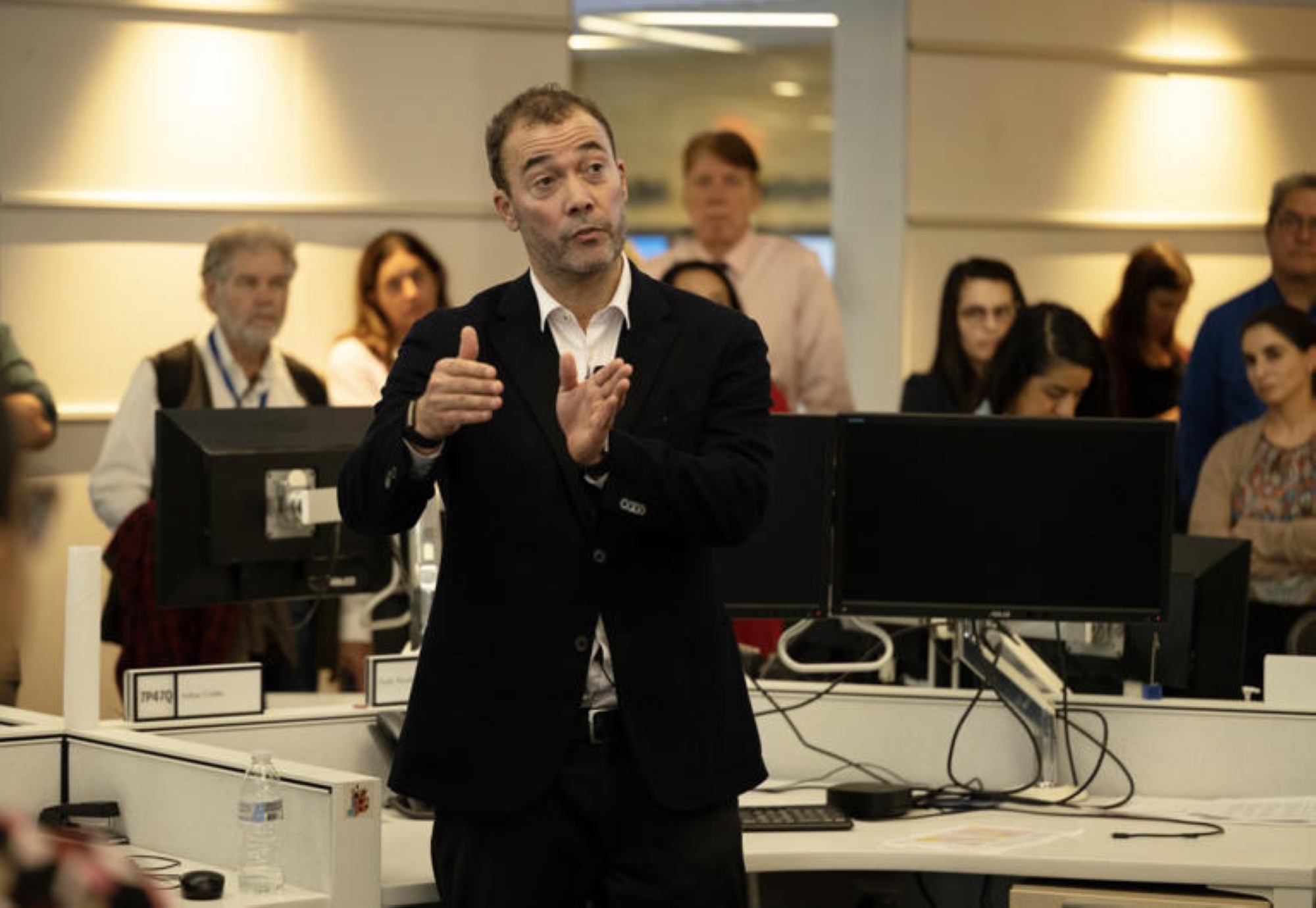 استقالة رئيس واشنطن بوست بعد تسريح ثلث الموظفين