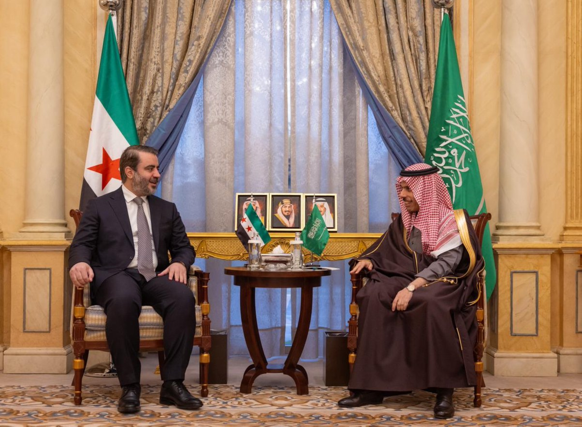 فيصل بن فرحان يبحث مع نظيره السوري مستجدات الأوضاع ودعم الاستقرار