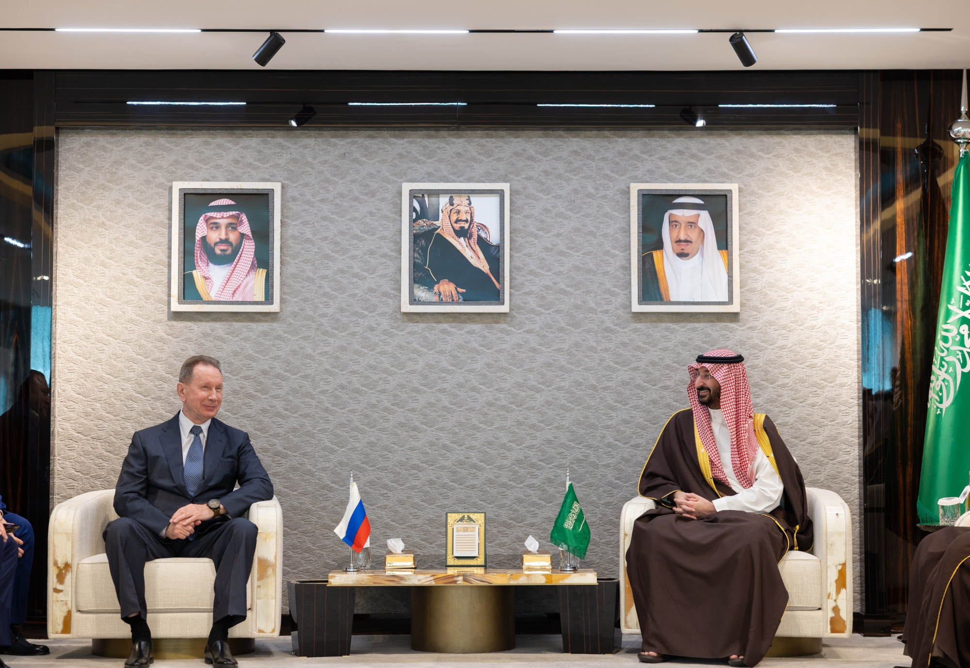 The Minister of the National Guard receives the head of the Russian Guard to discuss cooperation