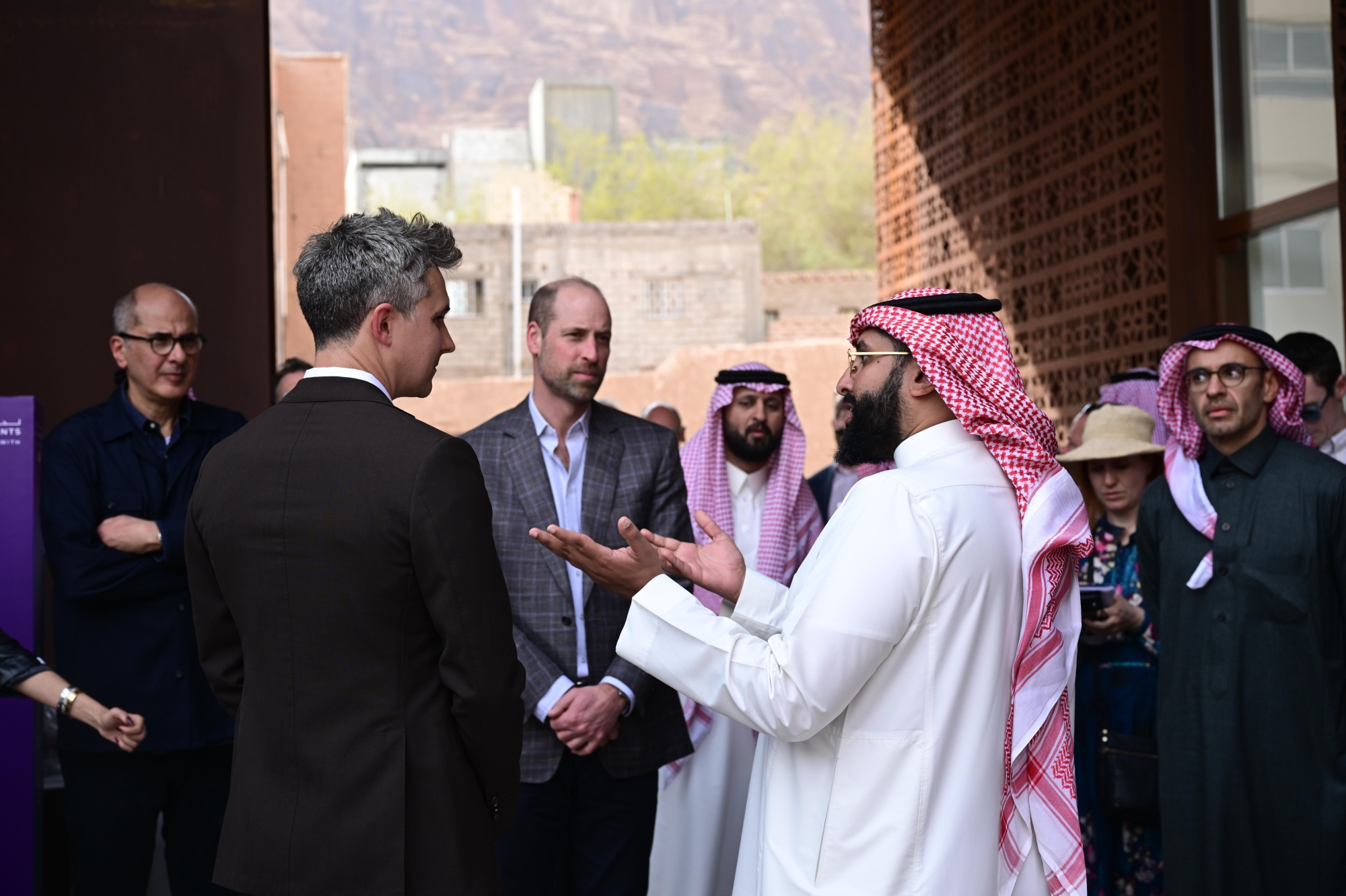 الأمير ويليام في فنون العلا: دعم للإبداع وجولة تاريخية