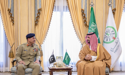 وزير الدفاع يلتقي قائد الجيش الباكستاني لتعزيز التعاون الاستراتيجي