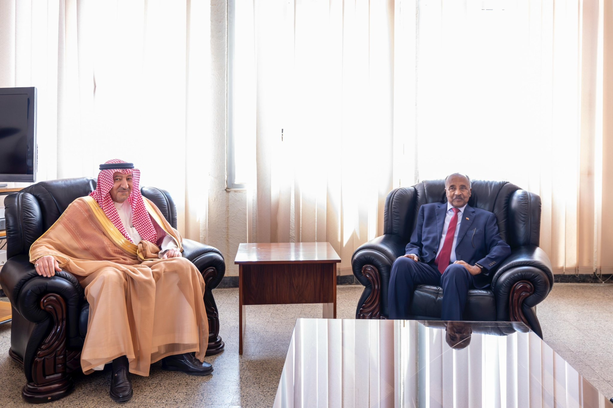 رئيس إريتريا يستقبل الخريجي لتعزيز العلاقات وبحث ملفات المنطقة